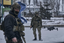Ukrajinskí vojaci kontrolujú situáciu pomocou drona na frontovej línii počas bojov v meste Bachmut. FOTO: TASR/AP
