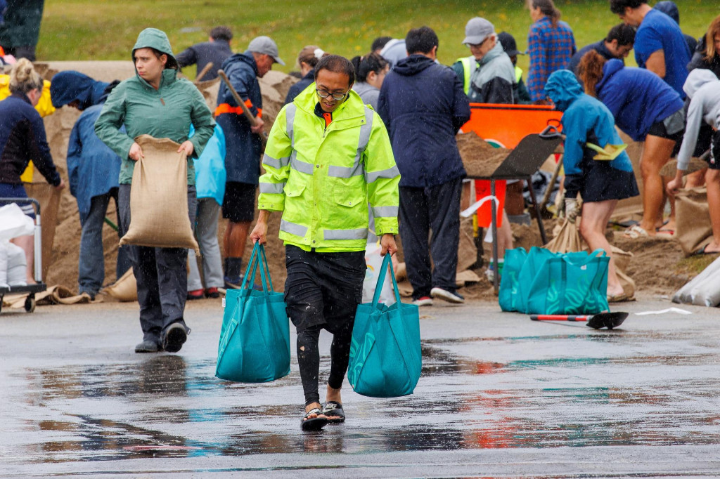 Ľudia plnia vrecia pieskom v rámci prípravy na príchod cyklónu Gabrielle do mesta Auckland. FOTO: Reuters