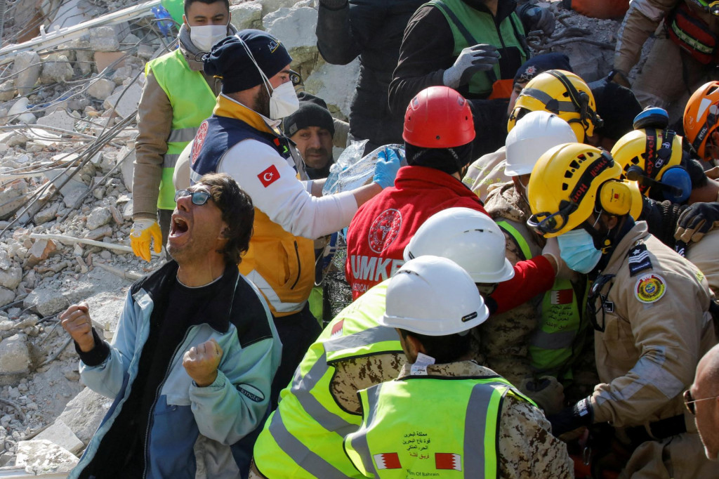 Syn tureckej ženy reaguje na záchranu svojej matky, ktorú sa po 177 hodinách podarilo vyslobodiť spod trosiek zrútenej budovy. FOTO: Reuters