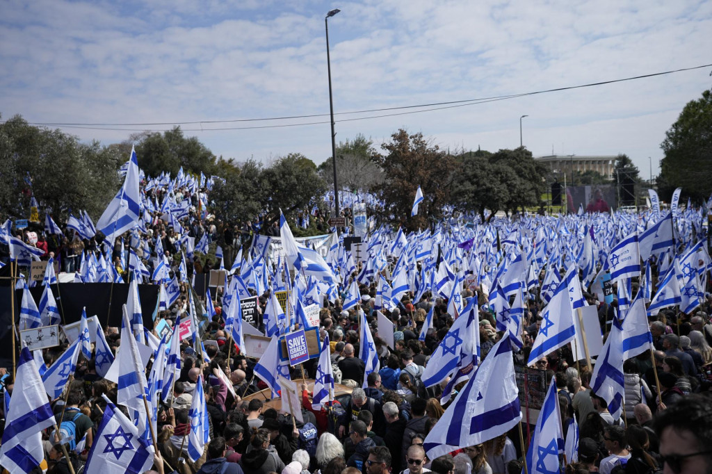 Tisíce Izraelčanov pred parlamentom v Jeruzaleme protestujú proti kontroverznému vládnemu plánu reformy súdnictva. FOTO: TASR/AP