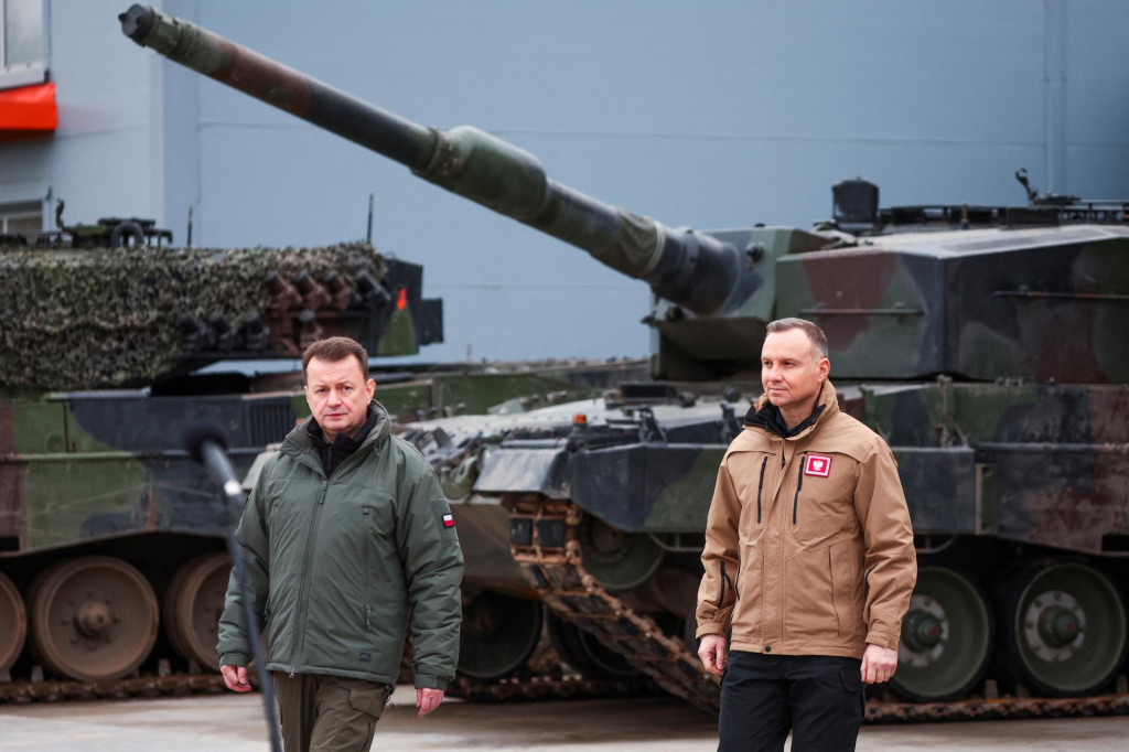 Poľský prezident Andrzej Duda a minister obrany Mariusz Blaszczak pri tankoch Leopard 2. FOTO: Reuters