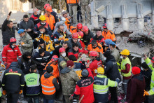 Záchranári odvážajú 13-ročného tureckého tínedžera do sanitky po tom, ako ho po 182 hodinách vyslobodili z trosiek po smrteľnom zemetrasení. FOTO: Reuters
