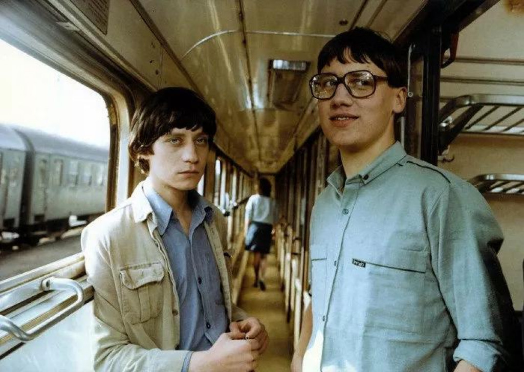 David Matásek (vľavo) vo veku 22 rokov stvárňuje ústrednú postavu vo filme Ako básnici prichádzajú o ilúzie. FOTO: TV archív