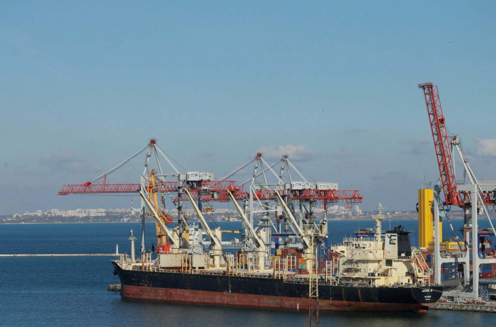 Ukrajinská únia vývozcov pšenice uviedla, že v januári tohto roka sa export značne znížil, lebo Rusko lode s obilím svojvoľne kontroluje. Teraz môžu v prístavoch v okolí Odesy spôsobiť ďalšie komplikácie aj odtrhnuté námorné míny. FOTO: Reuters