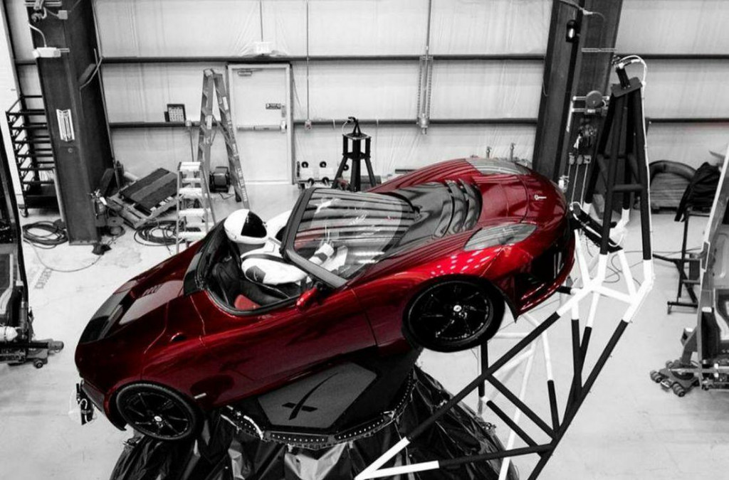 Elektrická Tesla Roadster v zostave, v akej sa vydala aj do vesmíru.