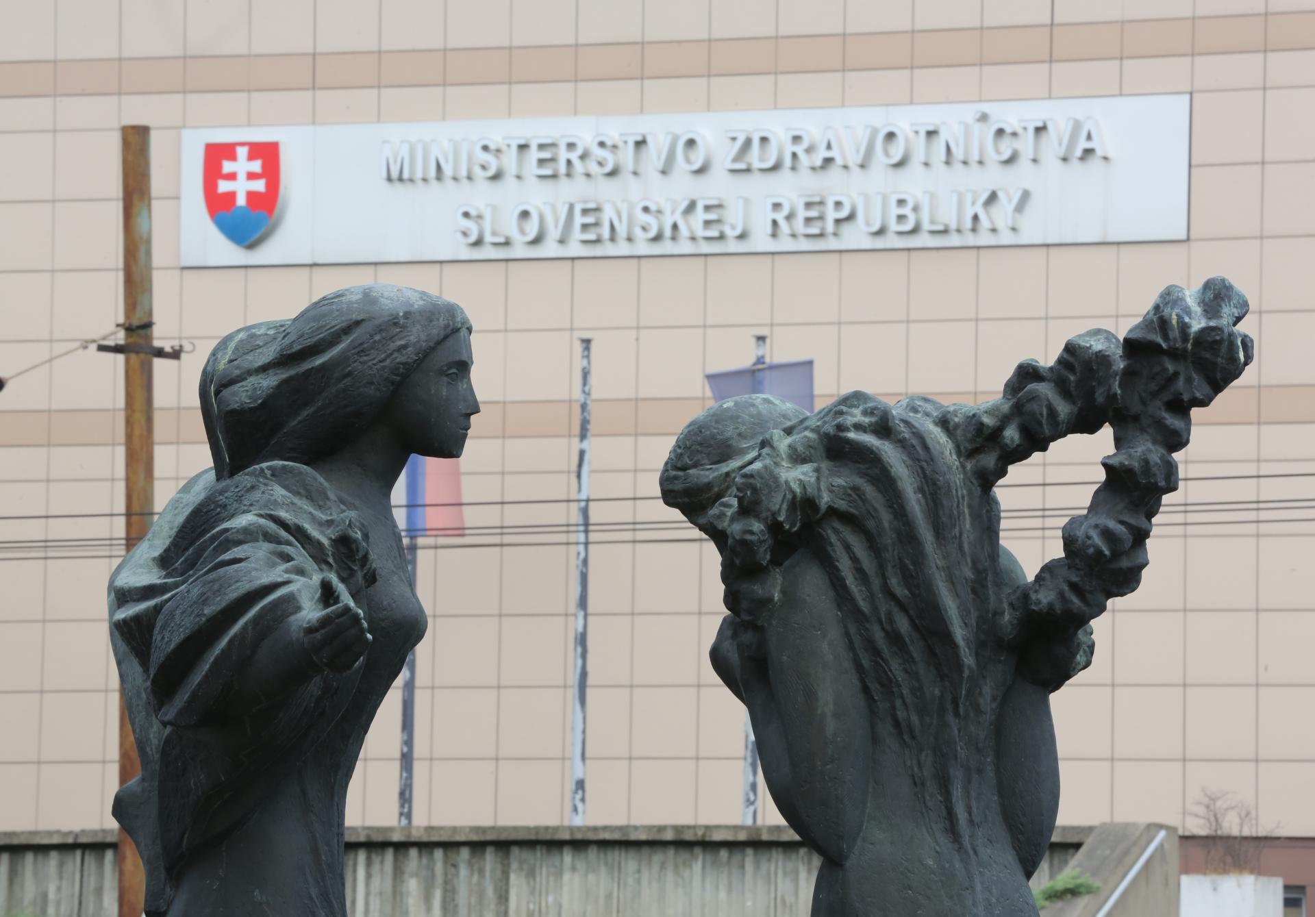 Slovenské nemocnice neplatia odvody za svojich zamestnancov. Štát im to už roky toleruje