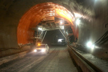 Najdlhší, vyše sedemkilometrový tunel v republike môže byť sprejazdnený až po nainštalovaní potrebnej technológie. FOTO: HN/Pavol Funtál