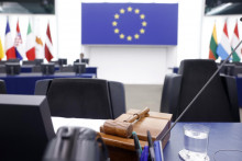 Stôl predsedníčky Európskeho parlamentu Roberty Metsolovej. FOTO: TASR/AP