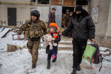 Dieťa evakuované z Bachmutu. FOTO: Reuters