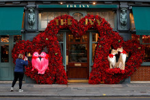 Valentínska výzdoba na fasáde reštaurácie v Londýne. FOTO: Reuters