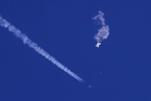 Ostatky veľkého balóna sa vznášajú nad Atlantickým oceánom pri pobreží Južnej Karolíny. FOTO: TASR/AP