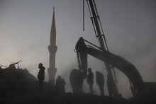 Záchranné práce po zemetrasení v Turecku. FOTO: Reuters