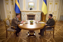 Ukrajinský prezident Volodymyr Zelenskij a švédsky premiér Ulf Kristersson.  FOTO: Reuters