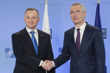 Gener&aacute;lny tajomn&iacute;k NATO Jens Stoltenberg (vpravo) si pod&aacute;va ruku s poľsk&yacute;m prezidentom Andrzejom Dudom. FOTO: TASR/AP