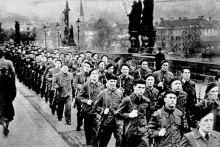Členovia Ľudových milícií pochodujú vo februári 1948 po pražskom Karlovom moste. V čase vrcholiacej vládnej krízy poslúžili komunistom na demonštráciu sily.