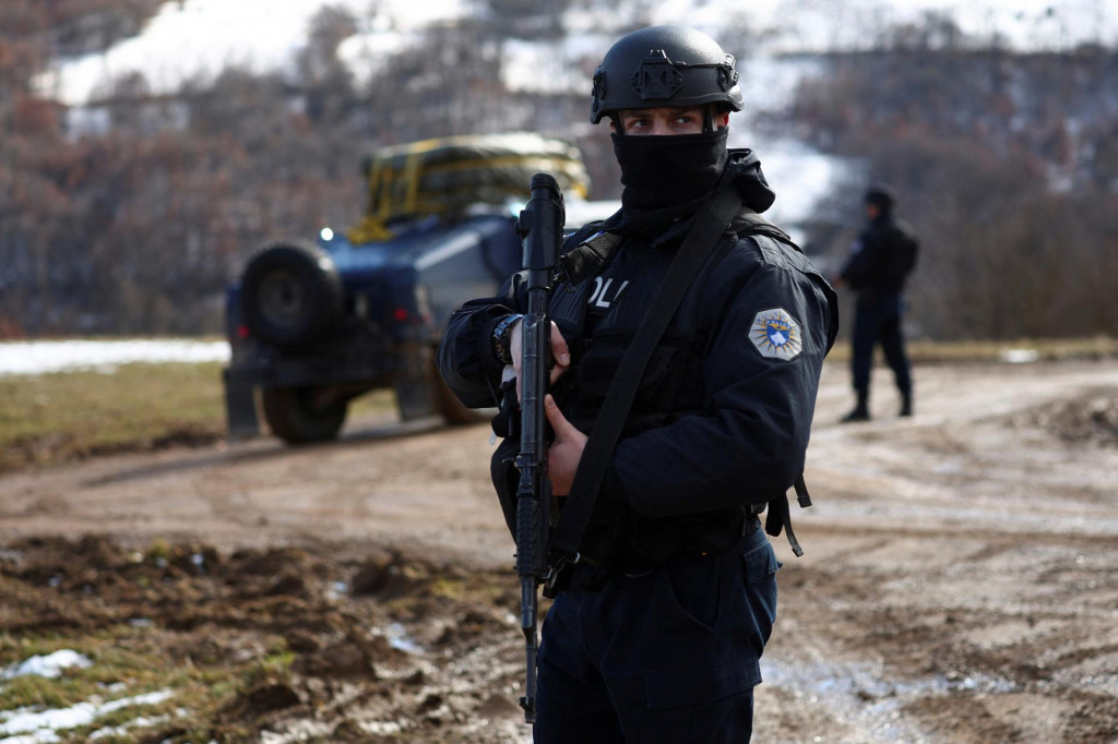 Jednotka hraničnej polície Kosova hliadkuje v kosovsko-srbskej pohraničnej oblasti. FOTO: Reuters