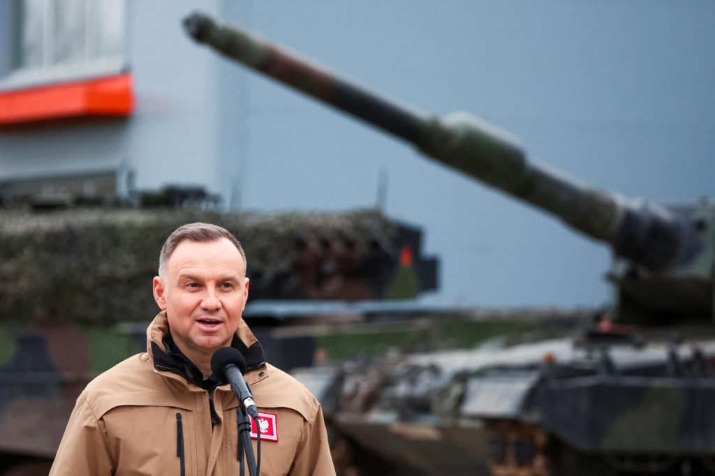 

Poľský prezident Andrzej Duda počas stretnutia s poľskými inštruktormi a ukrajinskými vojakmi, ktorí cvičia na tankoch Leopard 2 A4. FOTO: Reuters