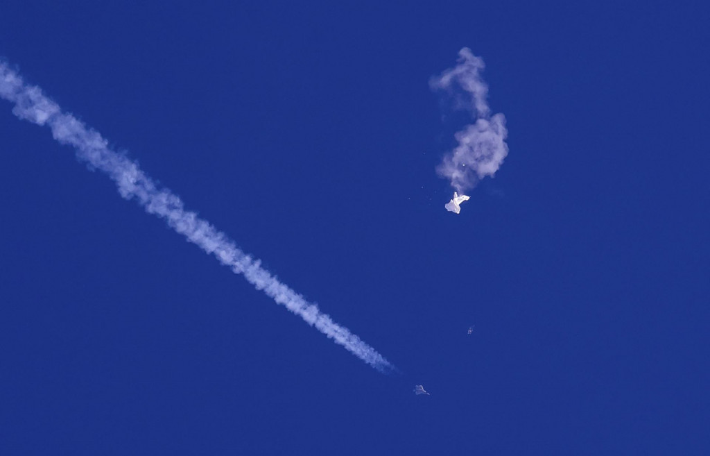 Ostatky veľkého balóna sa vznášajú nad Atlantickým oceánom pri pobreží Južnej Karolíny. FOTO: TASR/AP