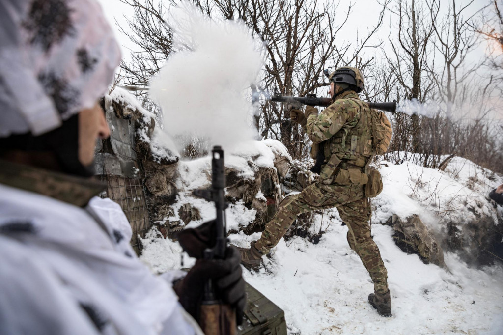 Ukrajinskí vojaci pália na ruské pozície. FOTO: Reuters