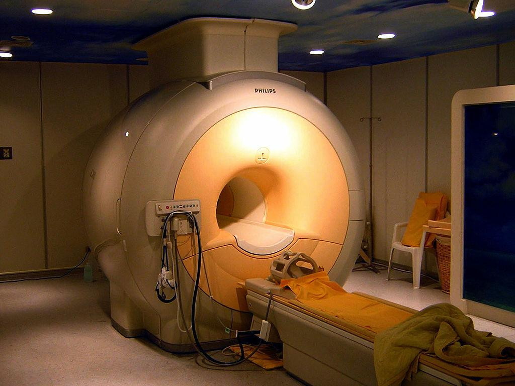 Brazílčan zomrel na následky zranení, ktoré utrpel minulý mesiac, keď zbraň, ktorú nosil, vystrelila blízko fungujúceho prístroja MRI.