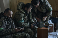 Ukrajinskí vojaci prostredníctvom dronu kontrolujú situáciu v meste Bachmut v Doneckej oblasti na východe Ukrajiny. FOTO: TASR/AP