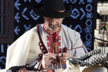 Čičmany, tradičné remeslo, pletenie SNÍMKA: Adrián Rúčka