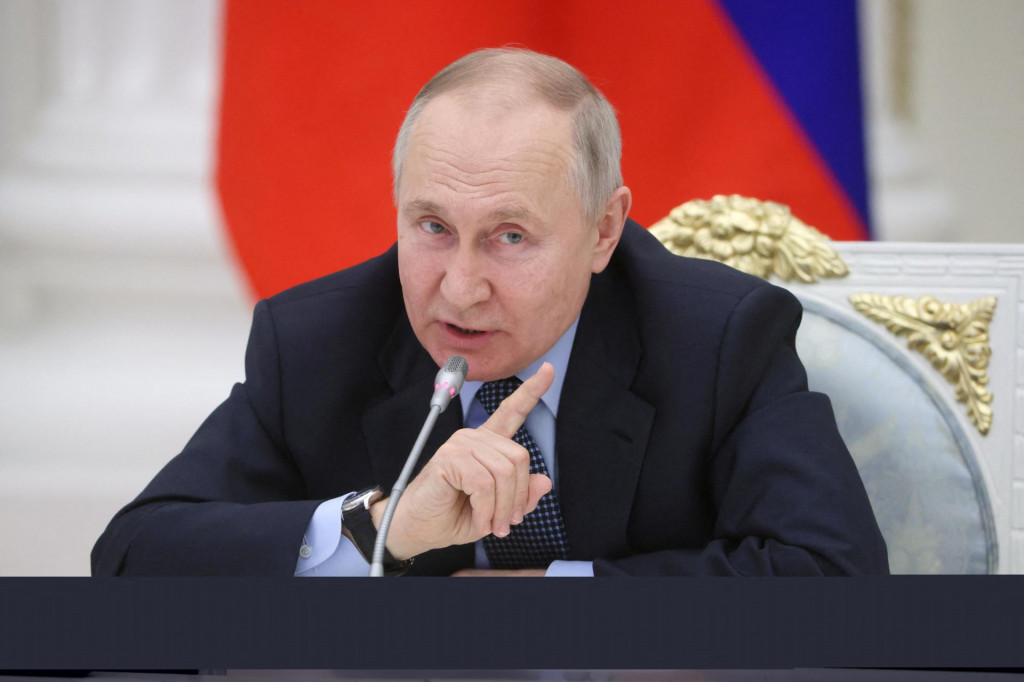 Ruský prezident Vladimir Putin zdvíha varovný prst nad vývojom štátneho rozpočtu, no príčinou schodku je hlavne jeho vojenská agresia na Ukrajine. FOTO: Reuters/Sputnik