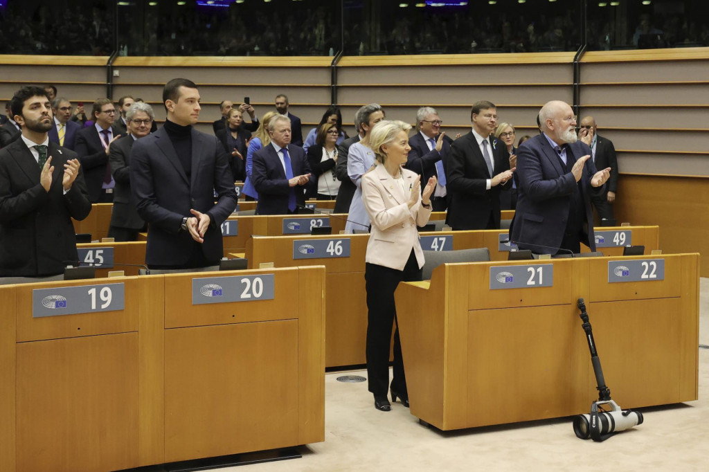 Predsedníčka Európskej komisie Ursula von der Leyenová (uprostred) a poslanci Európskeho parlamentu. FOTO: TASR/AP