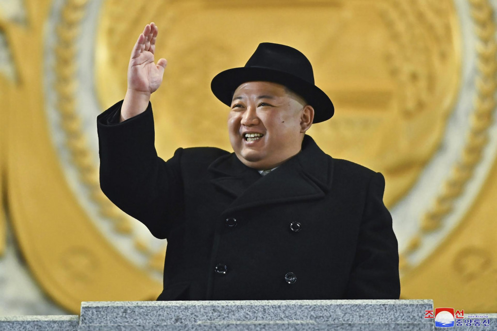 Severokórejský vodca Kim Čong-un máva počas vojenskej prehliadky. FOTO: TASR/AP