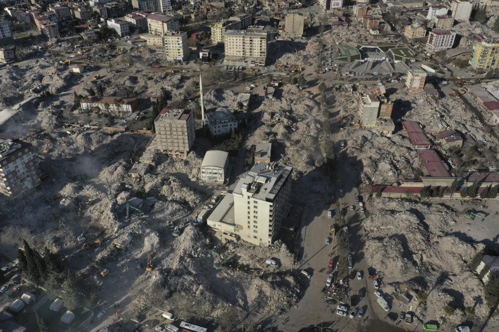 Záchranári pokračujú v prehľadávaní trosiek zničených budov po ničivom zemetrasení. FOTO: TASR/AP