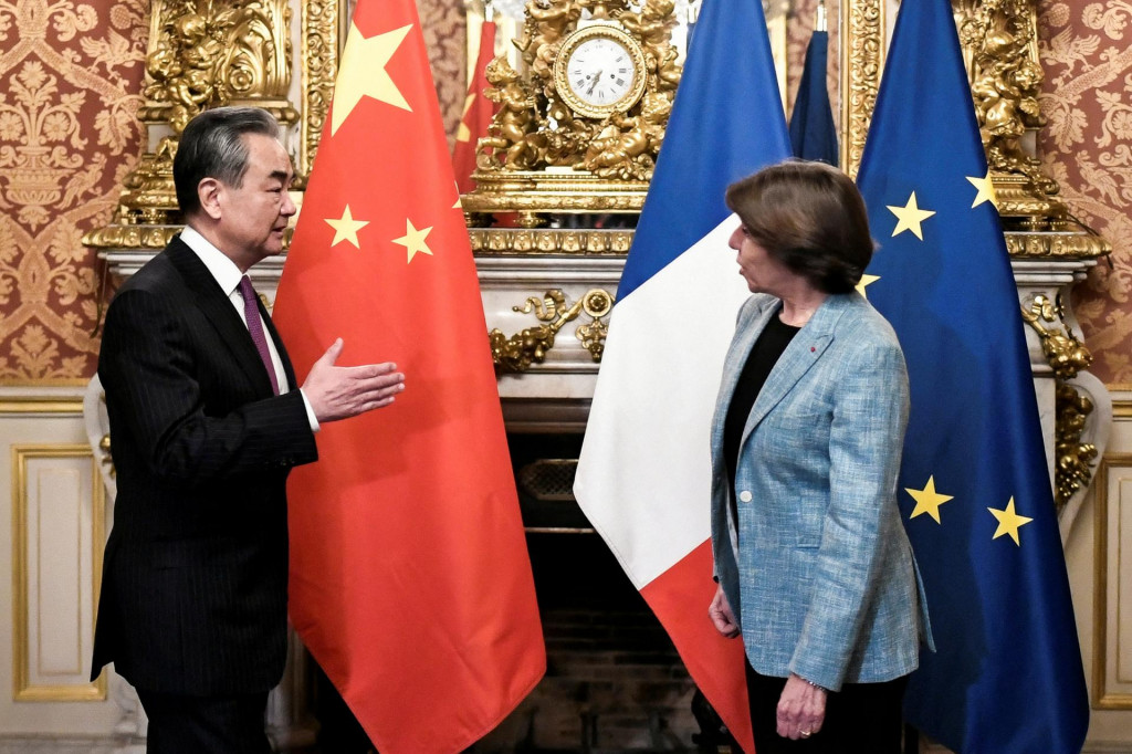 

Najvyššieho čínskeho diplomata Wang Yi víta francúzska ministerka zahraničných vecí a európskych záležitostí Catherine Colonna na stretnutí v Paríži. FOTO: Reuters