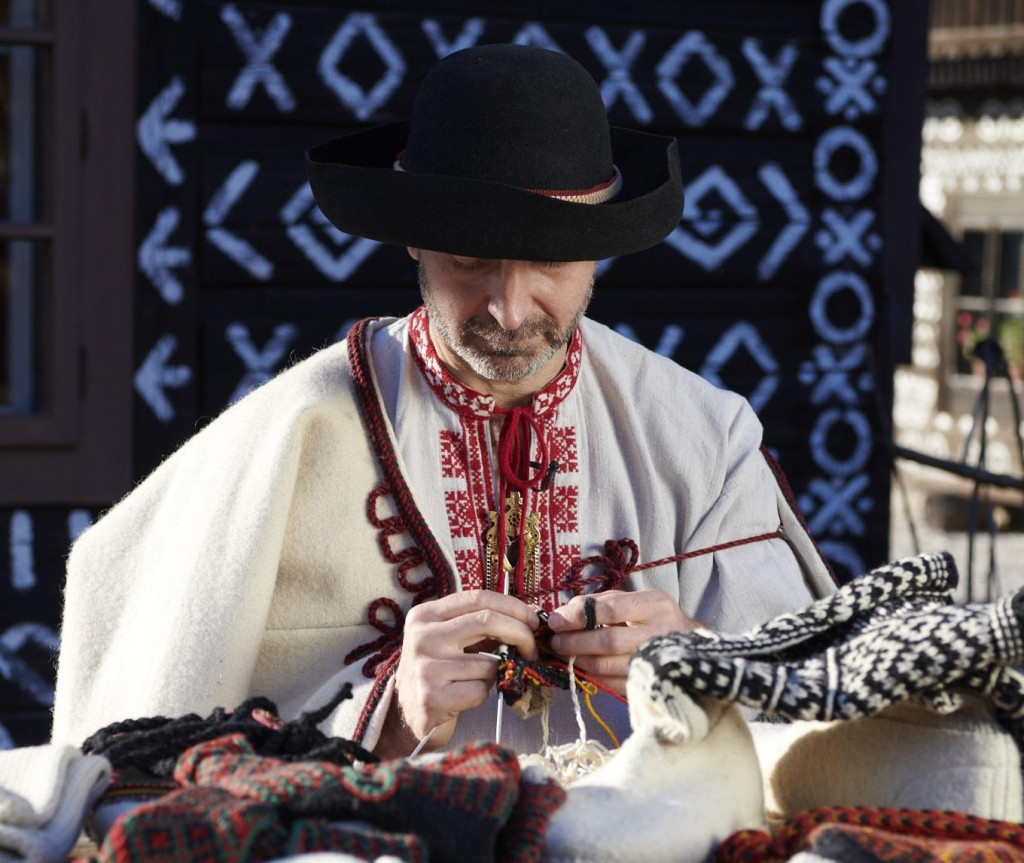 Čičmany, tradičné remeslo, pletenie SNÍMKA: Adrián Rúčka