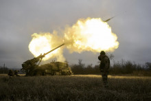 Ukrajinskí vojaci strieľajú zo samohybných húfnic Caesar francúzskej výroby na pozície ruskej armády. FOTO: TASR/AP