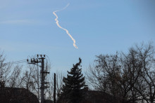 Na oblohe neďaleko Kyjeva je vidieť stopu po strele počas ruského raketového útoku. FOTO: Reuters
