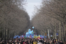 Demonštranti pochodujú počas demonštrácie proti reforme dôchodkového systému v Paríži. FOTO: TASR/AP