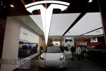 Tesla sťahuje vyše 360 tisíc vozidiel.