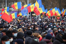 Priaznivci zvolenej moldavskej prezidentky Maie Sandu sa zúčastňujú na zhromaždení, v ktorom žiadajú vládu, aby odstúpila. V krajine sa trvalo zhoršuje ekonomická situácia, s čím súvisí rastúca inflácia. Problematickou sa javí aj značná závislosť na ruskom plyne. FOTO: Reuters