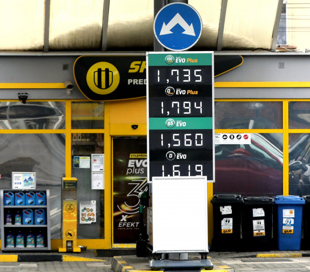 Benzín a nafta z rafinérie Slovnaft minulý týždeň zlacneli. FOTO: HN/Pavol Funtál