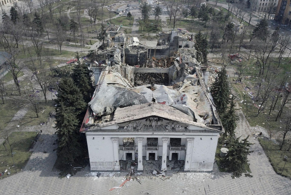 Pohľad na známu budovu divadla zničenú v južnom prístavnom meste Mariupol na Ukrajine 10. apríla 2022. FOTO: REUTERS