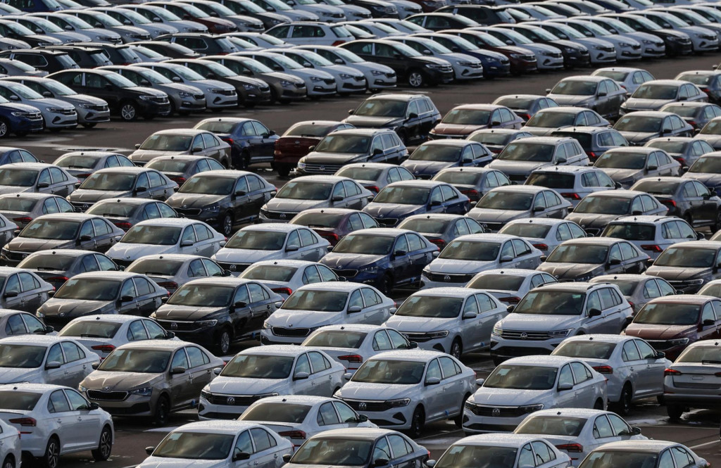 Nové autá sú zaparkované v závode Volkswagen v Kaluge v Rusku. FOTO: Reuters