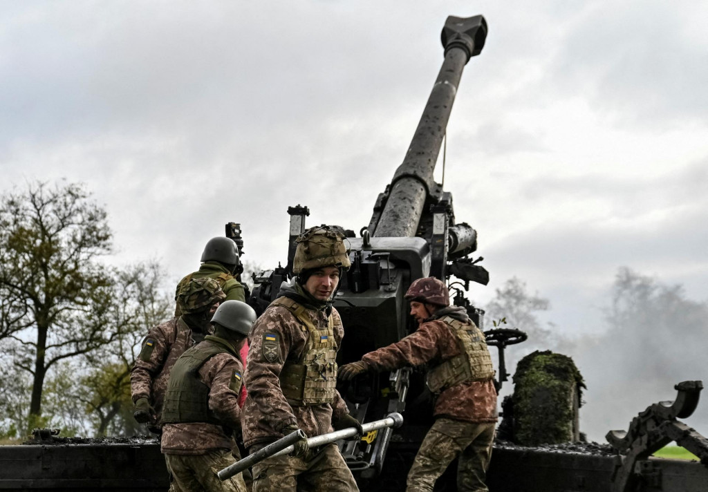 Ukrajinskí vojaci pália z húfnice FH-70. FOTO: Reuters
