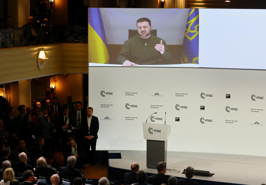 Volodymyr Zelenskyj počas videoprejavu na Mníchovskej bezpečnostnej konferencii poukázal na to, že všetky otáľania Západu využíva Rusko vo svoj prospech a Vladimir Putin medzičasom zvažuje, ako utiahnuť slučku okolo Moldavska. FOTO: REUTERS
