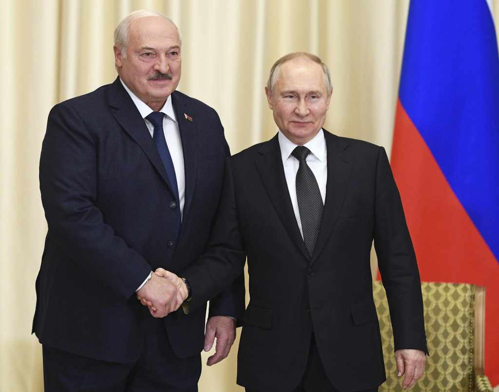 Ruský prezident Vladimir Putin a bieloruský prezident Alexandr Lukašenko pózujú počas stretnutia v Moskve v piatok 17. februára 2023. FOTO: TASR/AP