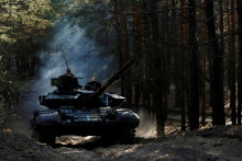 Ukrajinskí vojaci riadia ukoristený ruský tank v Kupianskej oblasti na Ukrajine. FOTO: Reuters