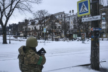 Ukrajinský vojak hliadkuje v uliciach mesta Bachmut v Doneckej oblasti na východe Ukrajiny. FOTO: TASR/AP