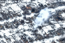 Letecká snímka zachytáva ťažké boje medzi ruskými a ukrajinskými jednotkami v Bachmute v Doneckej oblasti na východe Ukrajiny. FOTO: TASR/AP