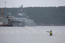 Ruská fregata Admirál Gorškov je zakotvená na ceste na plánované námorné cvičenia s juhoafrickým a čínskym námorníctvom v juhoafrickom Durbane. FOTO: Reuters