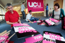 Členovia tímu kampaní University and College Union vyrábajú transparenty na plánovaný protest proti plánom vlády znížiť dôchodky vo verejnom sektore. FOTO: Reuters