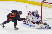 Brankár New York Rangers Igor Shesterkin a útočník Edmontonu Oilers Derek Ryana. FOTO: Reuters/USA TODAY Sports/Perry Nelson