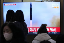 Ľudia sledujú televízne správy na železničnej stanici v Soule. Nešpecifikovaná balistická strela, ktorú v sobotu dopoludnia vypálila Severná Kórea, s najväčšou pravdepodobnosťou dopadla do výlučnej ekonomickej zóny Japonska. FOTO: TASR/AP